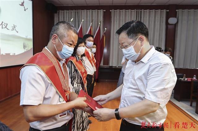 æ¹åçãæ­¦æ±å¸äº§ä¸å·¥ä¼å¬å¼å©åæå¡ä¸å¤å·¥å¤äº§ï¼å¤åå¤å¸ï¼å·¥ä½åº§è°ä¼